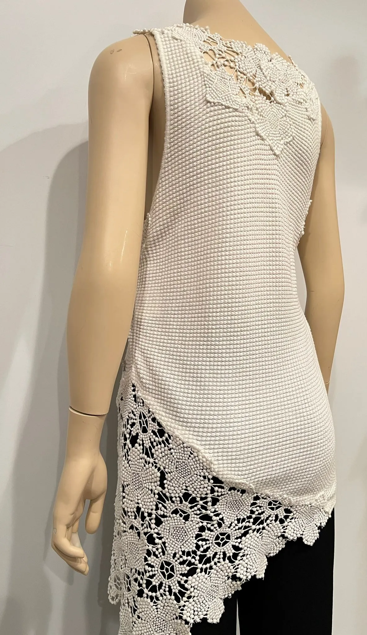 Chanel 11P 2011 Spring Floral Cotton Crochet White Asymmetrical Blouse Top FR 36 US 4